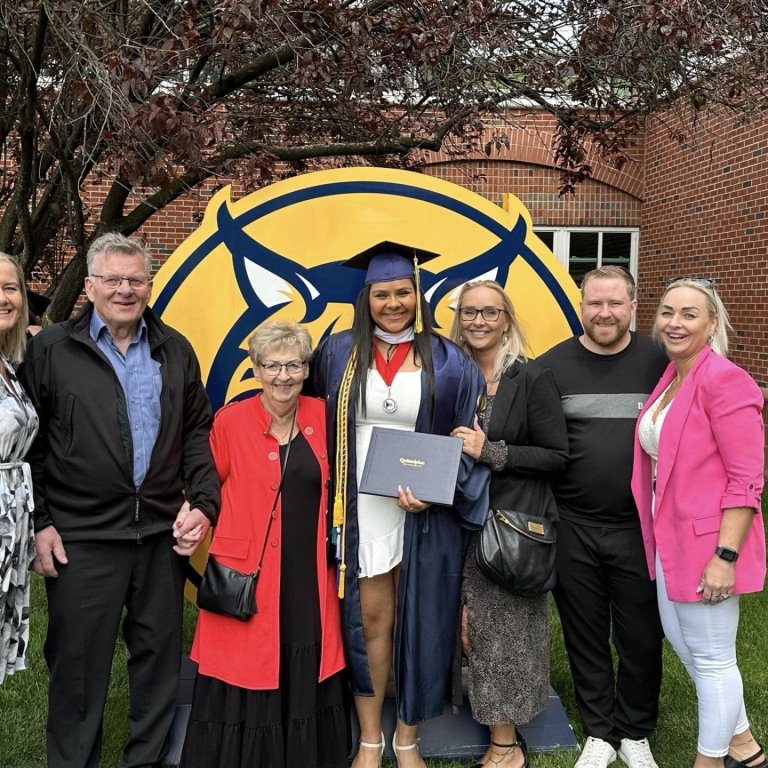 Fjölskyldan við útskrift Karenar. Frá vinstri: Halldóra Andrésdóttir Cuyler, Sigurður Aadnegard Ólason, Sigríður J Pétursdóttir, Karen, María mamma hennar, 
Arnar Skúli Atlason og Kristrún Ósk Sigurðardóttir. MYNDIR AÐSENDAR