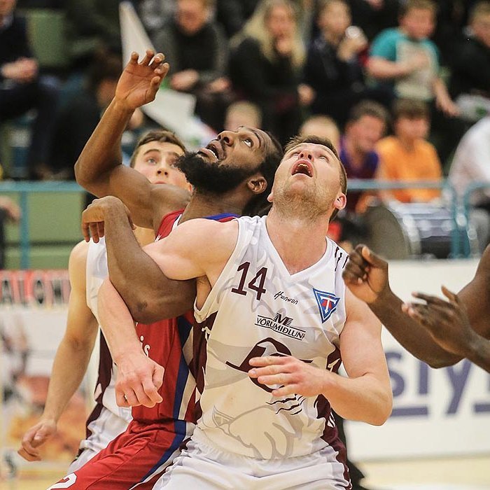 Horft til himins í fyrri leik Tindastóls og Hauka í haust. Helgi Rafn og Danero í baráttunni. MYND: HJALTI ÁRNA