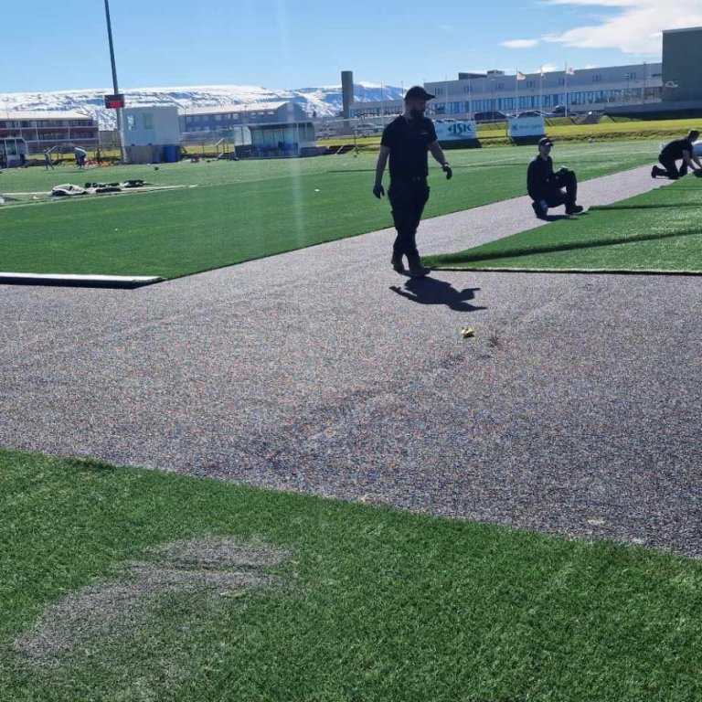 Menn frá Metatron mættu í morgun. MYND ADAM SMÁRI