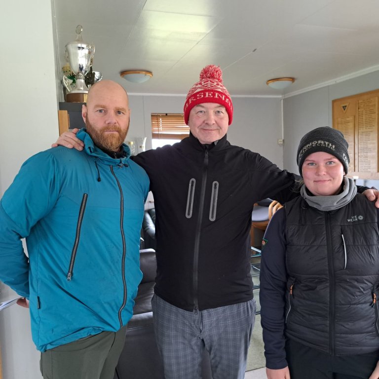 Á myndinn má sjá Andra sem vann opna flokkinn án forgjafar, Hjalta sem vann opna flokkinn með forgjöf og svo Sísí sem var í þriðja sæti í opna flokki með forgjöf. Mynd tekin af Facebook-síðu GSS.