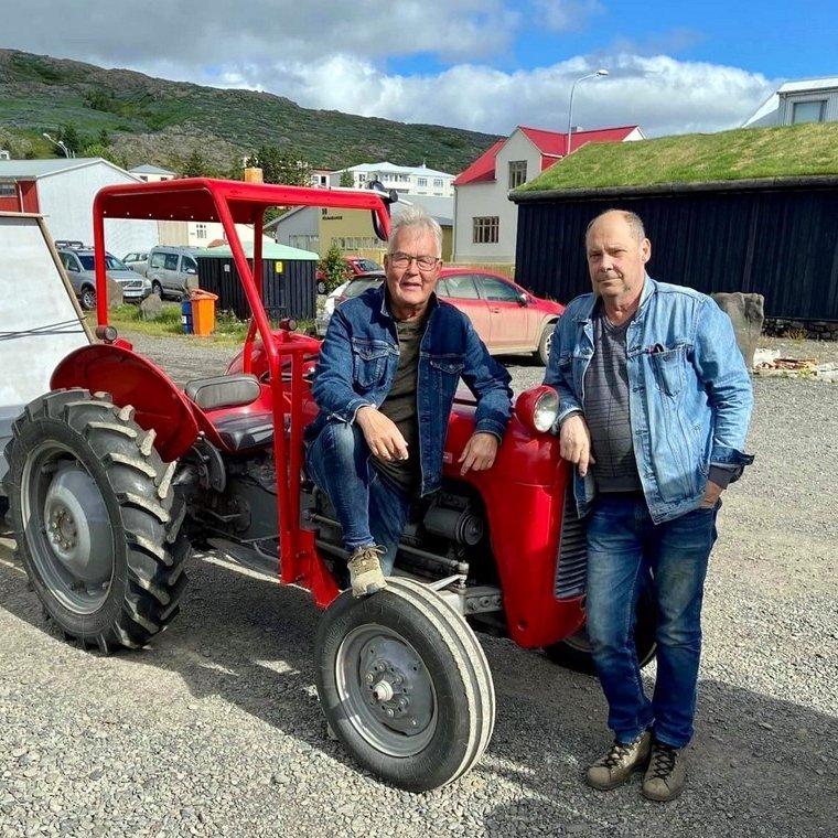 Mynd: Karl Friðriksson og Grétar Gústavsson aka traktorum til stuðnings Vináttu gegn einelti. Myndir aðsendar.