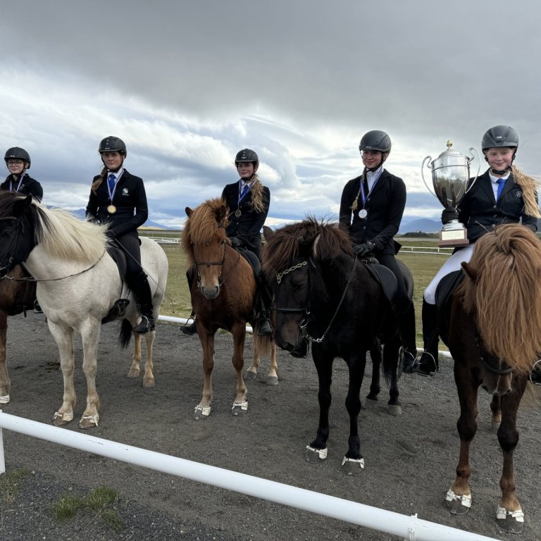 Hjördís Halla Þórarinsdóttir sem vann unglingaflokkinn á Hnjúk frá Saurbæ með bikarinn síðan Steinunn Anna Gunnlaugsdótti, Súsanna Guðlaug Halldórsdóttir,Greta Berglind Jakobsdótti og Pálína Sara Guðbrandsdótti.MYND SKAGFIRÐINGUR