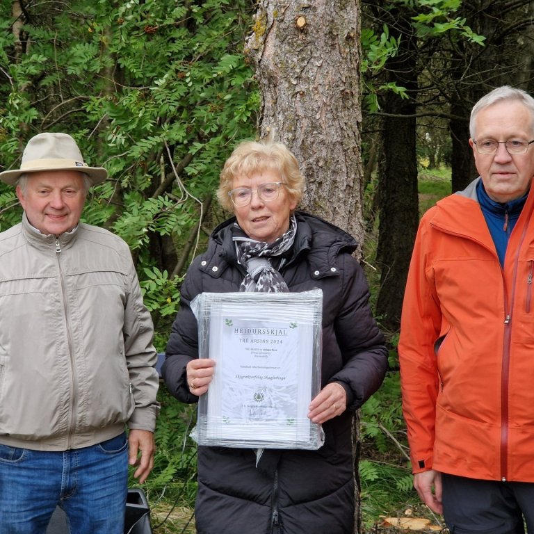 F.v.Hafberg Þórisson, eigandi Lambhaga ehf., Ragnheiður Guðmundsdóttir, formaður Skógræktarfélags Skagfirðinga og Jónatan Garðarsson, formaður Skógræktarfélags Íslands, við útnefninguna.MYND RÚNAR BIRGIR