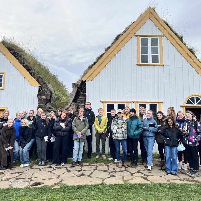 Nemendahópurinn sem heimsótti Fornverkaskólann. Myndir teknar af Facebook-síðu félagsins.