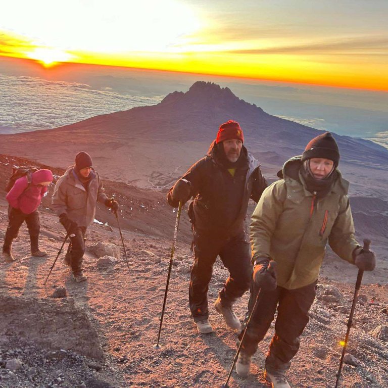 Myndin er af þeim hjónum Selmu og Róbert þegar á göngunni uppá Kilimanjaro í sumar. MYND AÐSEND