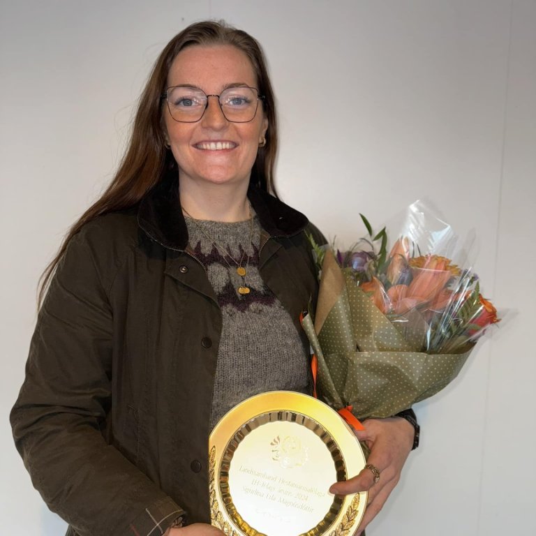 Sigurlína með viðurkenninguna. Mynd tekin af Facebook-síðu Skagfirðings