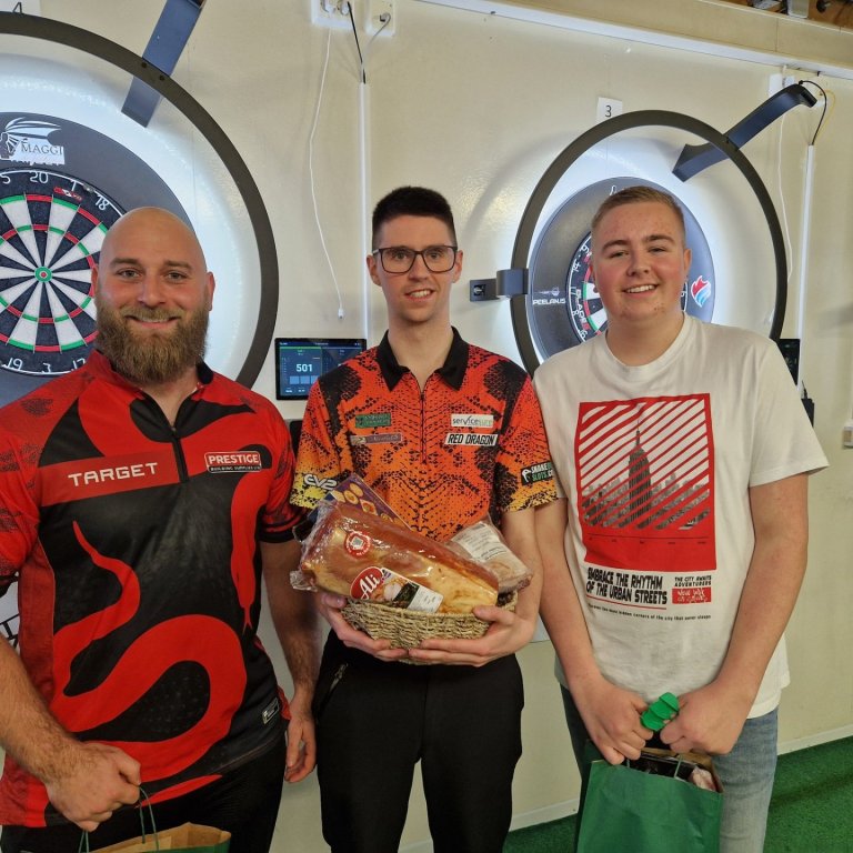 Sigurvegarinn Arnar Geir ásamt Mike og Brynjari Snæ. Mynd tekin af Facebook-síðu PKS.