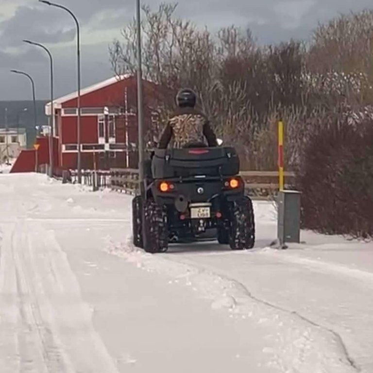 Þröstur á fjórhjólinu sínu. Myndir teknar á Facebook-síðu Skagastrandar.