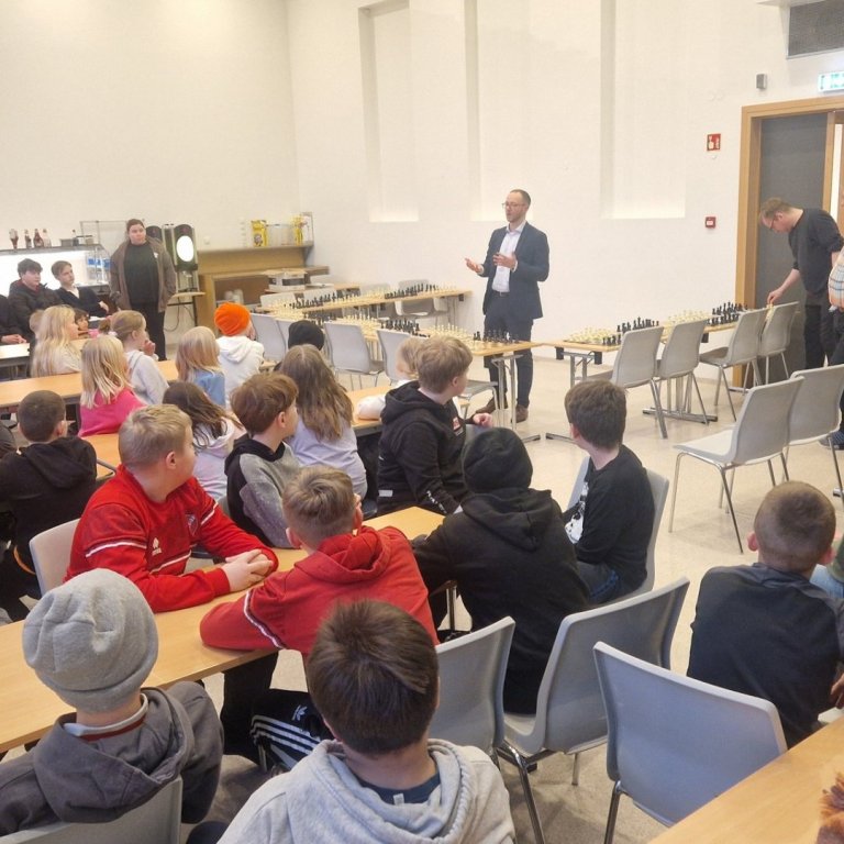 Björn Ívar að ræða við krakkana í Húnaskóla. Myndir teknar af Facebooksíðu Húnabyggðar.