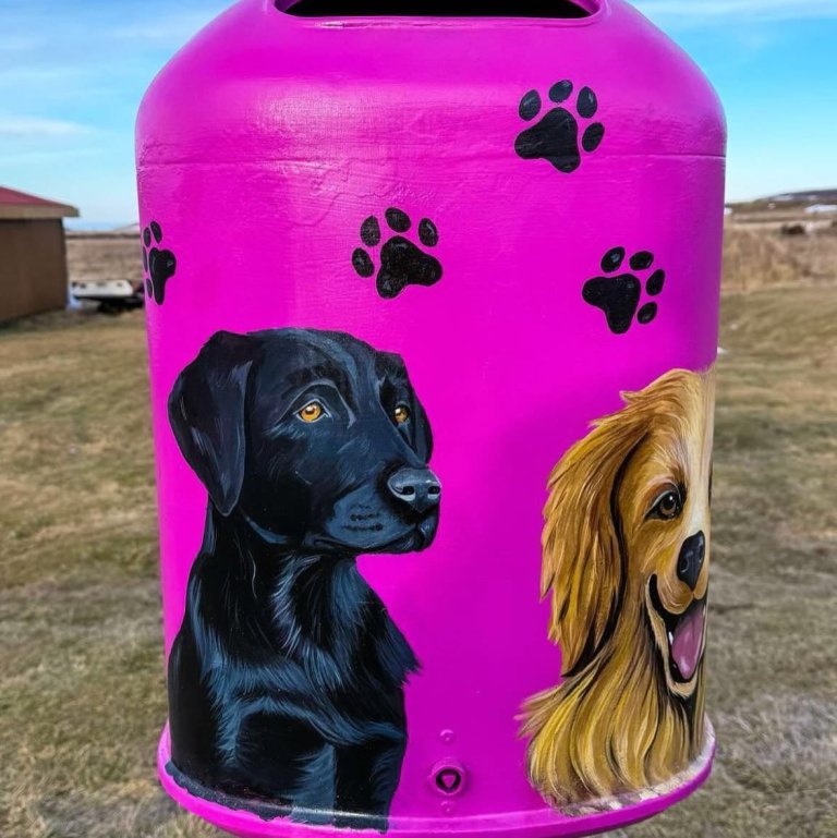 Ein af nýjustu tunnunum sem Gígja Heiðrún málaði. Myndir teknar af Facebook-síðu Sveitarfélagsins Skagastrandar.