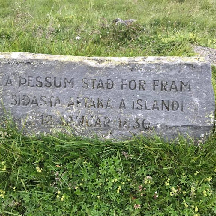 Minningarsteinn um síðustu aftökuna. Mynd: Magnús Ólafsson