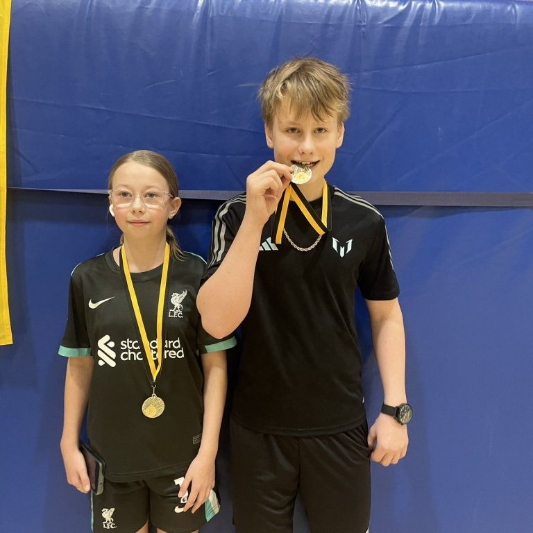 Sigurbjörg Sól og Víkingur Týr urðu í 2. sæti í tvenndarleik. Myndir teknar af Facebook-síðu Badmintondeildar Tindastóls.