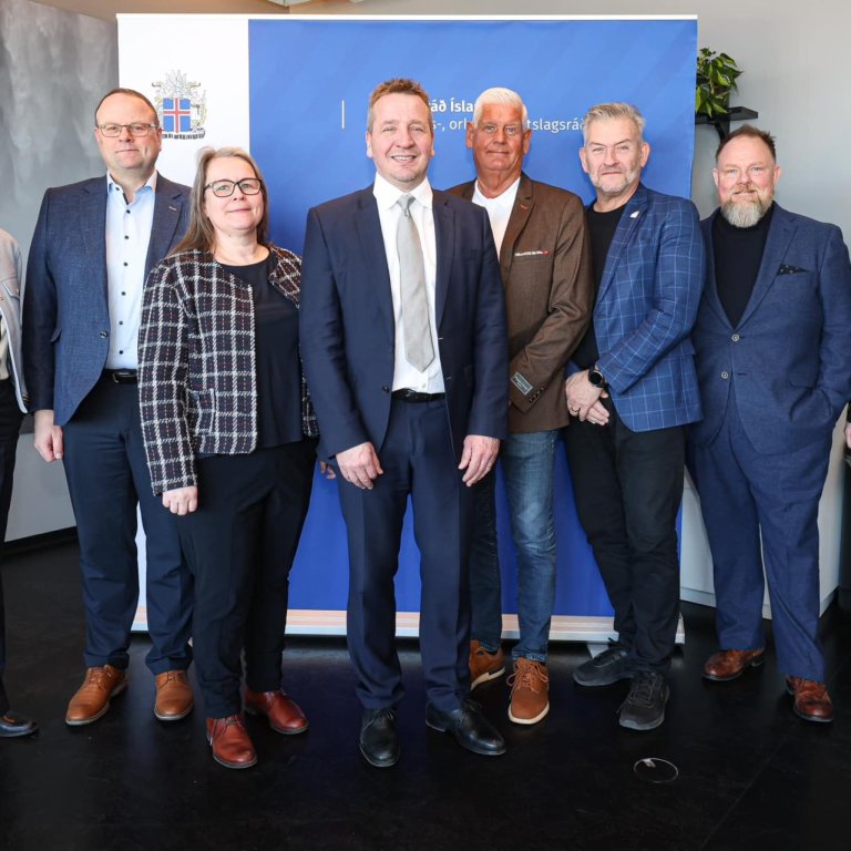 Myndin er frá undirritun samstarfssamnings Rótarý hreyfingarinnar við Landsvirkjun og Umhverfis-, orku- og loftslagsráðuneytið í fyrra. Ljósm. Mummi Lú, mynd og frétt unnin úr efni frá Facebook-síðunni Plokk á Íslandi