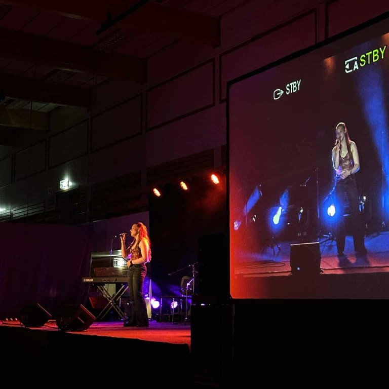 Lára á sviðinu með sitt framlag. Mynd tekin af Facebook-síðu Félagsmiðstöðvarinnar Friðar.