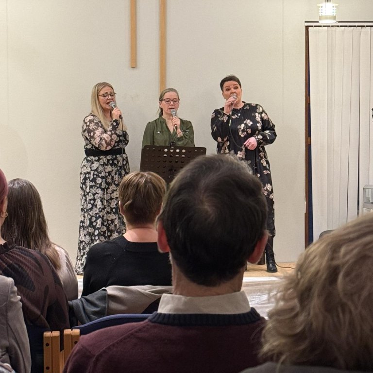 Eina myndin sem blaðamaður tók á tónleikunum af þeim stöllum. Stundum er maður bara að hlusta. MYND gg