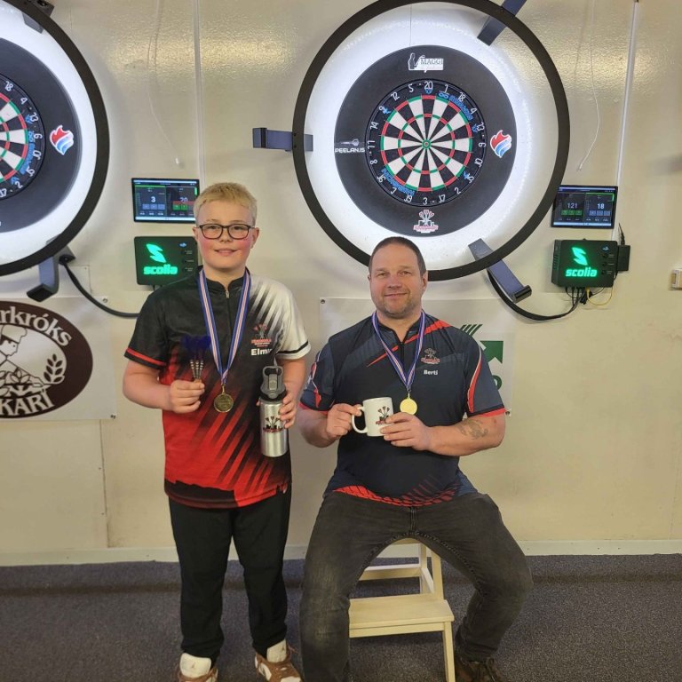 Friðrik Elmar og Albert með verðlaunin. Mynd tekin af Facebook-síðu PKS.