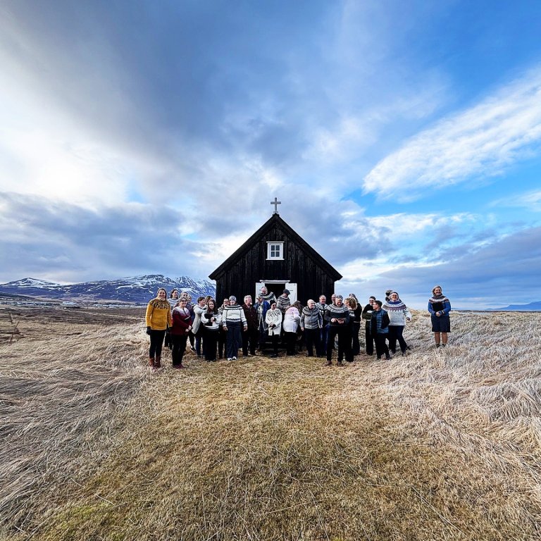 Kórfélagar vel klæddir fyrir framan Sjávarborgarkirkju. MYNDIR AÐSENDAR