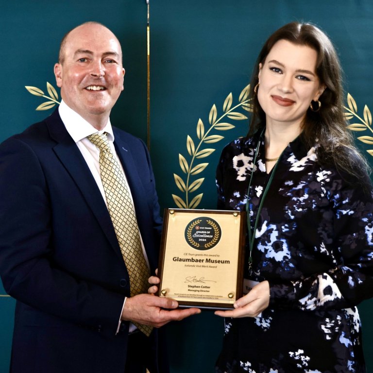 Framkvæmdastjóri CIE tours, Stephen Cotter, og Ylfa Leifsdóttir, verkefnastjóri miðlunar, við móttöku viðurkenningarinnar.