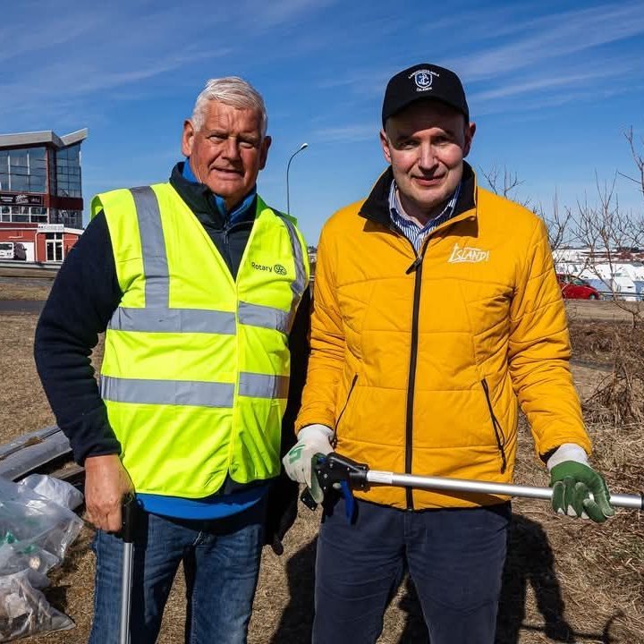 Ómar Bragi og fyrrverandi forseti Íslands Guðni Th. að plokka saman á góðum degi. Mynd tekin af Facebook-síðunni Skín við sólu.