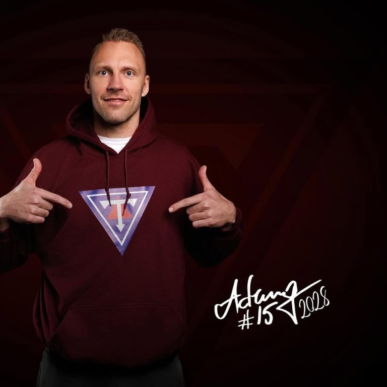 Kappinn kátur með nýja samninginn Mynd: Davíð Már