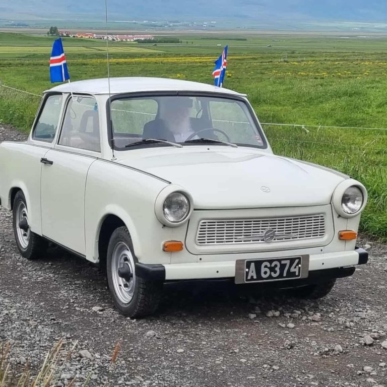 Agnar á Miklabæ á sínum guðdómlega Trabant.