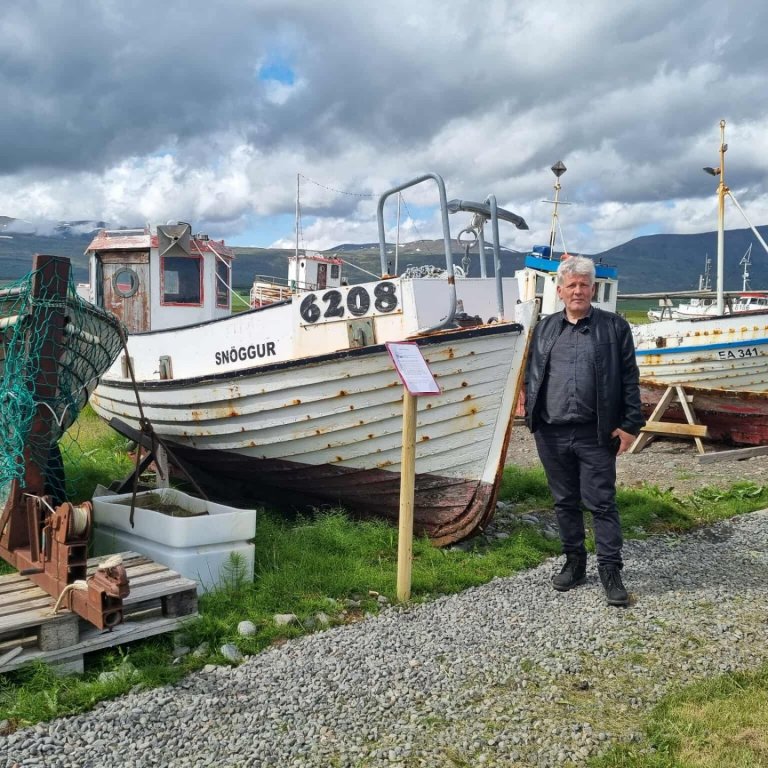 Ómar Una við einn bátinn á safninu. Mynd:HMJ