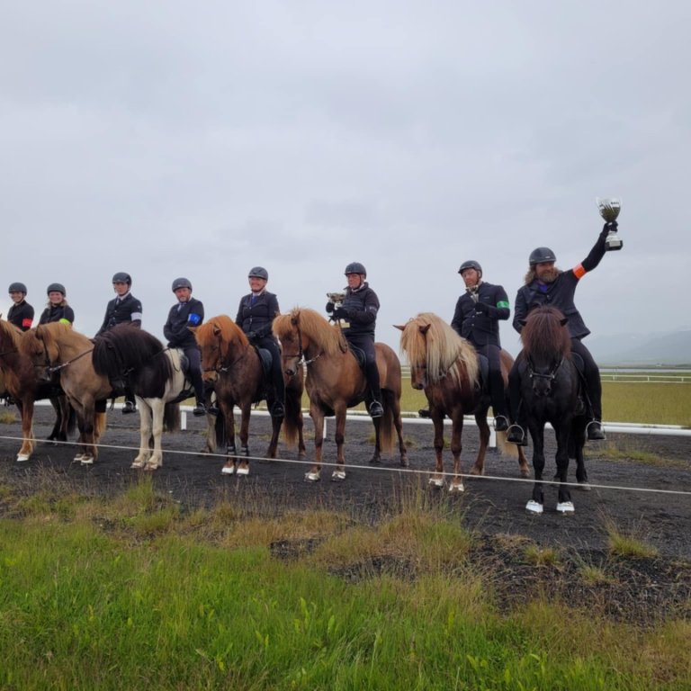 Efstu hestar í A-flokki. Magnús Bragi hampar bikarnum. Mynd:Fb.Skagfirðingur