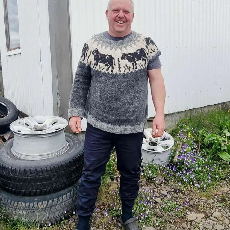 Boggi í sérhannaðri vinnupeysu. Mynd: HMJ