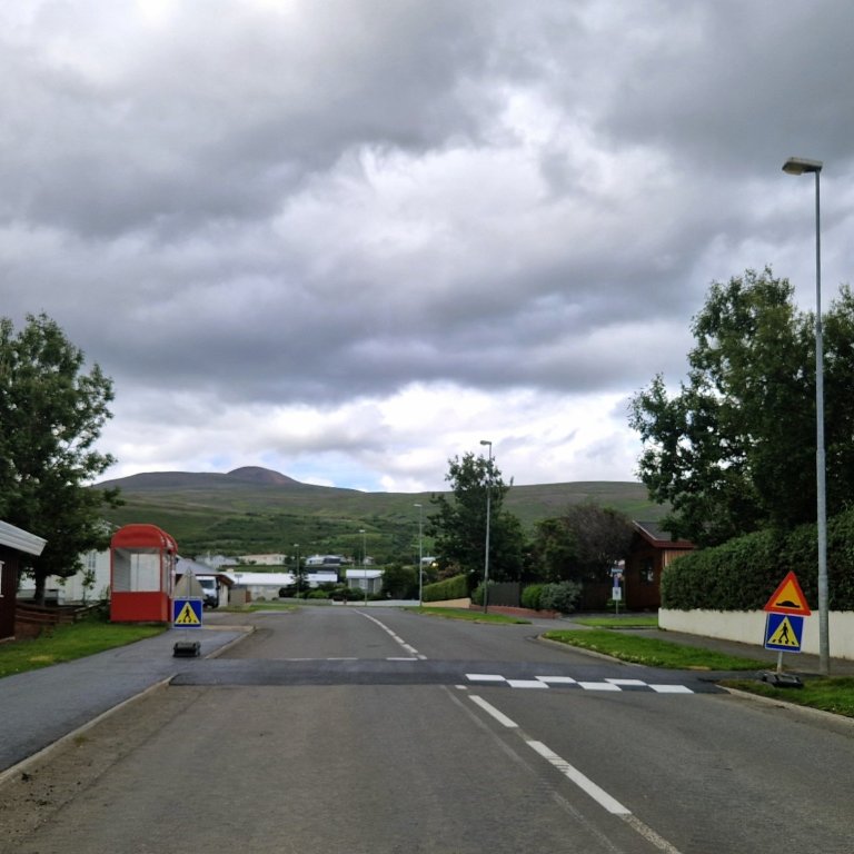 Ein af þremur hraðahindrunum á Túngötu. Mynd: Ómar Bragi.