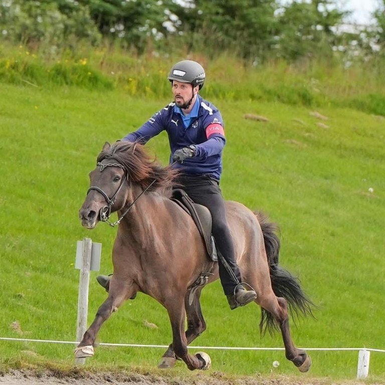 Daníel og Kló á flugskeiði. Mynd: Jón Björnsson.