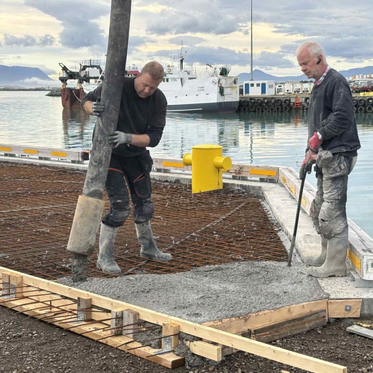 Halldór Svanlaugsson og Baldur múrari að störfum. Mynd: Fb.Skagafjarðarhafnir.