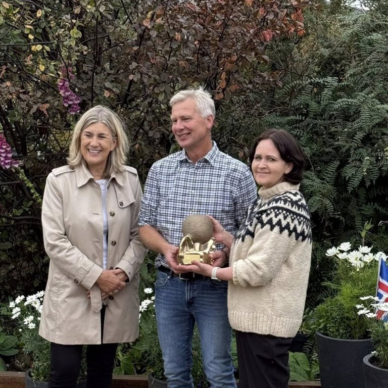 Hanna Katrín afhendir þeim Hjördísi og Jóa Biðukolluna. Mynd: fb, Sveitin okkar Fljótin.