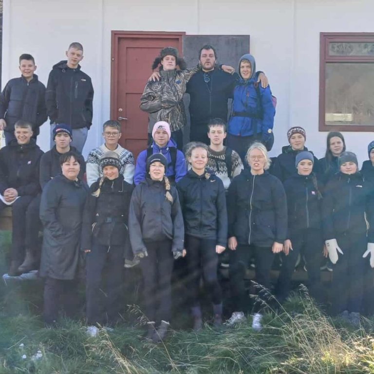 Hópmynd af ferðalöngunum við skálann fram í Hildarseli. MYND HELGA ÞORBJÖRG