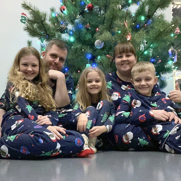 Fjölskyldan á jólunum. MYND AÐSEND