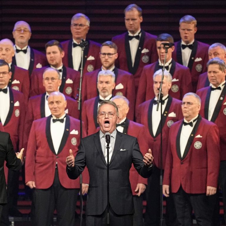 Óskar Pétursson með Karlakórinn Heimi sér til stuðnings. MYNDIR: MUMMI LÚ