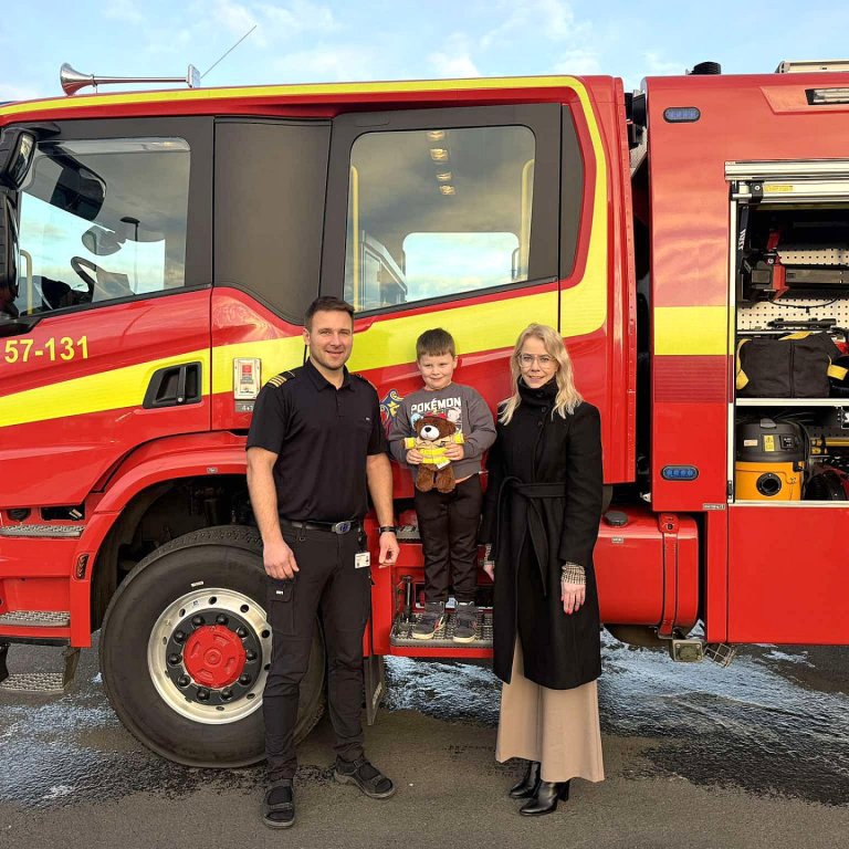 Svavar Atli Birgisson slökkviliðsstjóra, Kolbeinn Ari með nýja Björnis bangsann sinn og Helga Einarsdóttir frá HMS.MYND GG