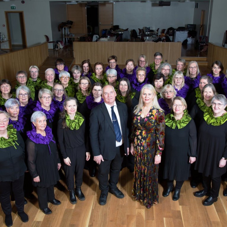 Kvannakórinn Sóldís ásamt Helgu Rós stjórnanda sínum og undirleikaranum Rögnvaldi Valbergssyni. MYND: GG/GUNNI RÖGG