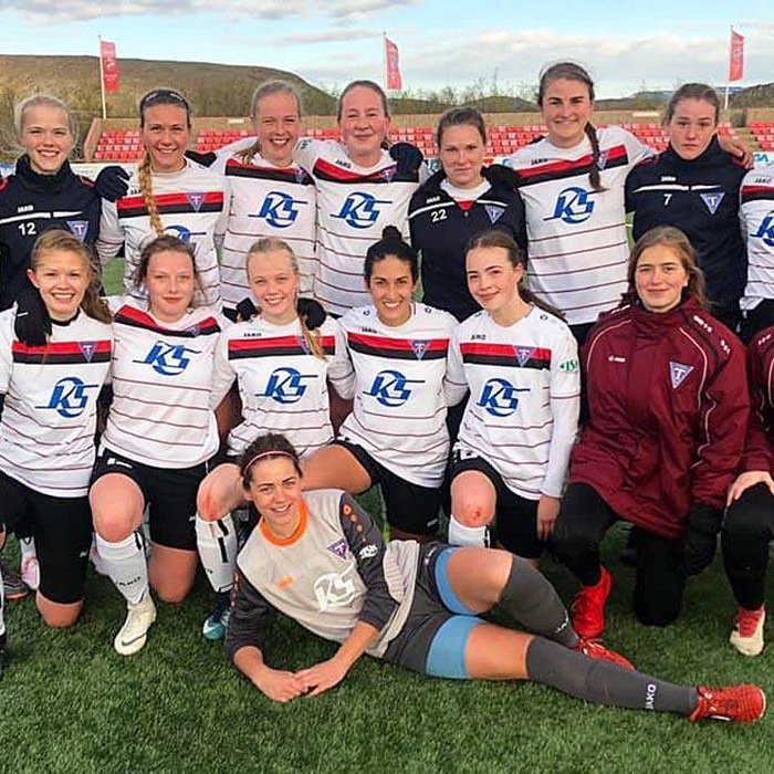 Stelpurnar sigurreifar að leik loknum á Ásvöllum. MYND: LAUFEY HARPA