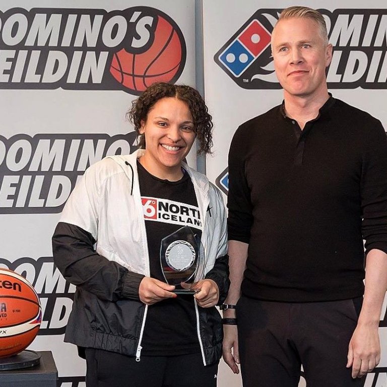 Tess tekur við viðurkenningunni á lokahófi KKÍ. MYND: KKI.IS