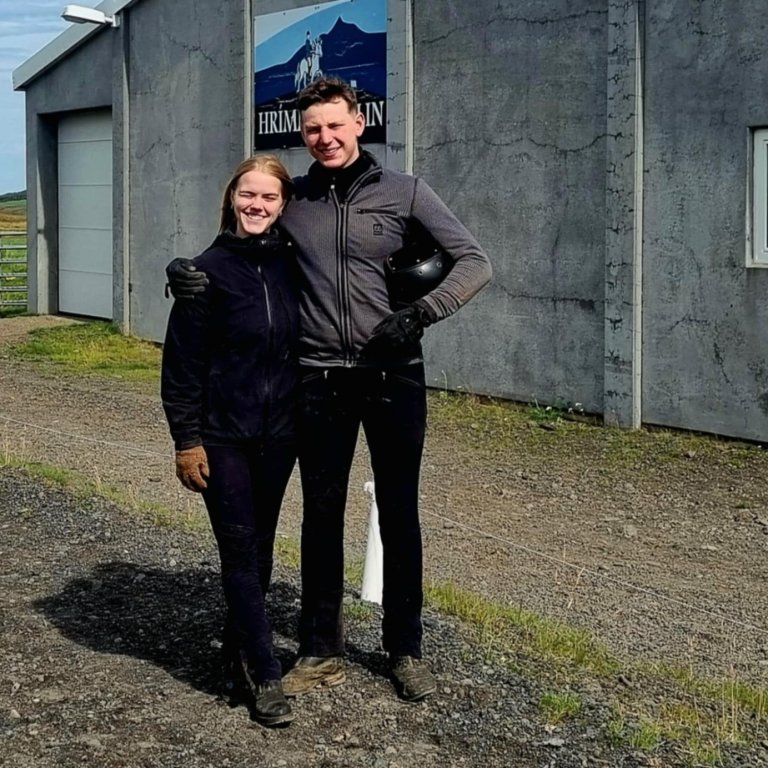 Berglind og Guðmar fyrir utan Hrímnishöllina. Mynd:hmj.