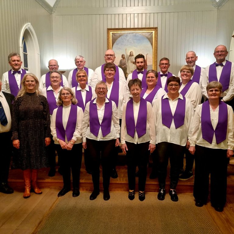 Glaðbeittur kór að loknum tónleikum. Mynd: hmj