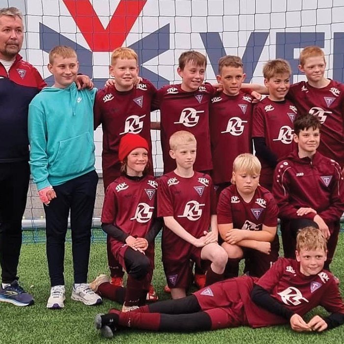 Vaskir 5. flokks piltar, ásamt Tóta þjálfara, pínu svekktir eftir tap gegn FH en sælir með árangur sumarsins en liðið fór alla leið í undanúrslit. 4. flokkur stúlkna spilar undanúrslitaleik við Stjörnuna á Sauðárkróksvelli í dag kl. 17 og þær eiga skilið stuðning. Allir á völlinn! AÐSEND MYND