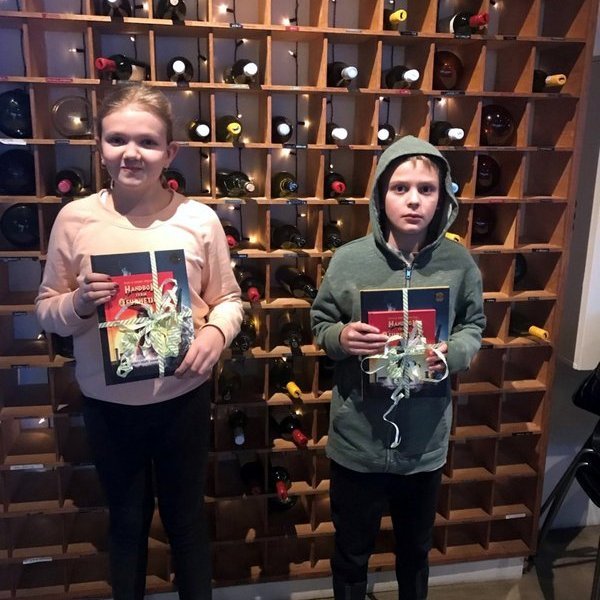 Sigrún Heiða og Hjalti með viðurkenningar sínar. Mynd: grunnskoli.hunathing.is