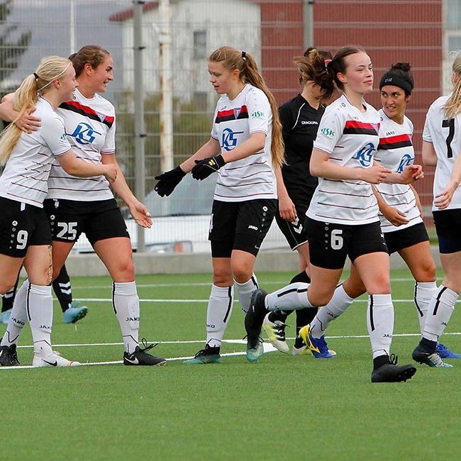 Stólastúlkur fagna einu marka sinna í fyrri hálfleik í gær. MYNDIR: ÓAB