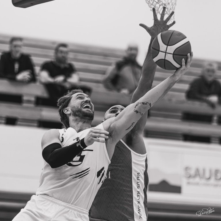 Arnar Björnsson sækir að körfu Valsmanna. MYND: DAVÍÐ MÁR