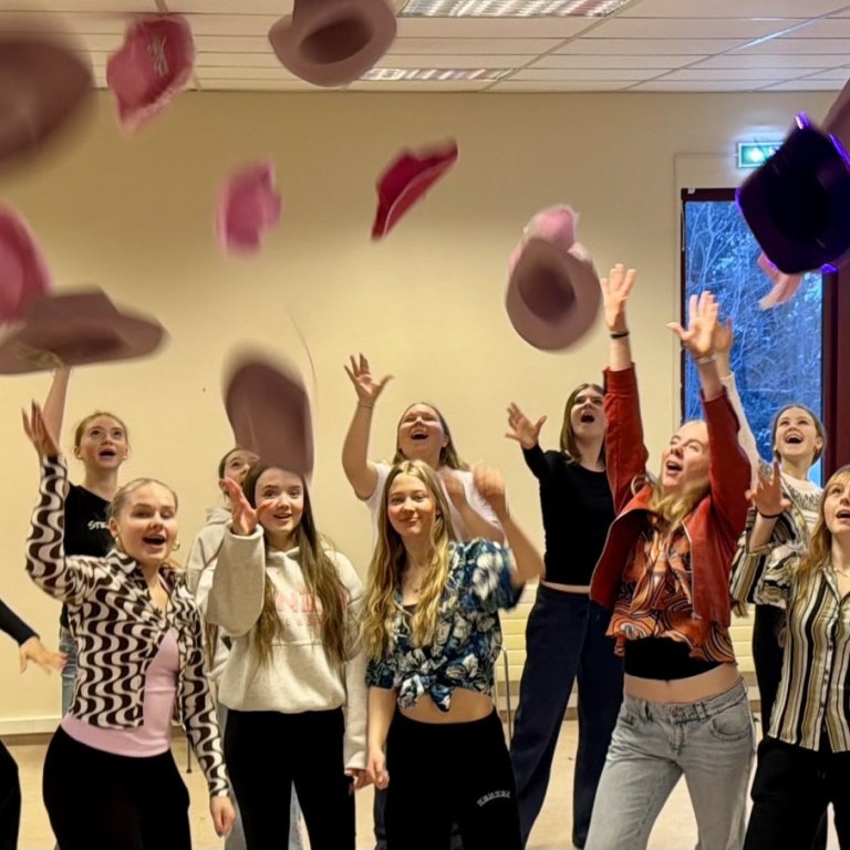 Hluti leikhópsins við æfingar. MYND AÐSEND