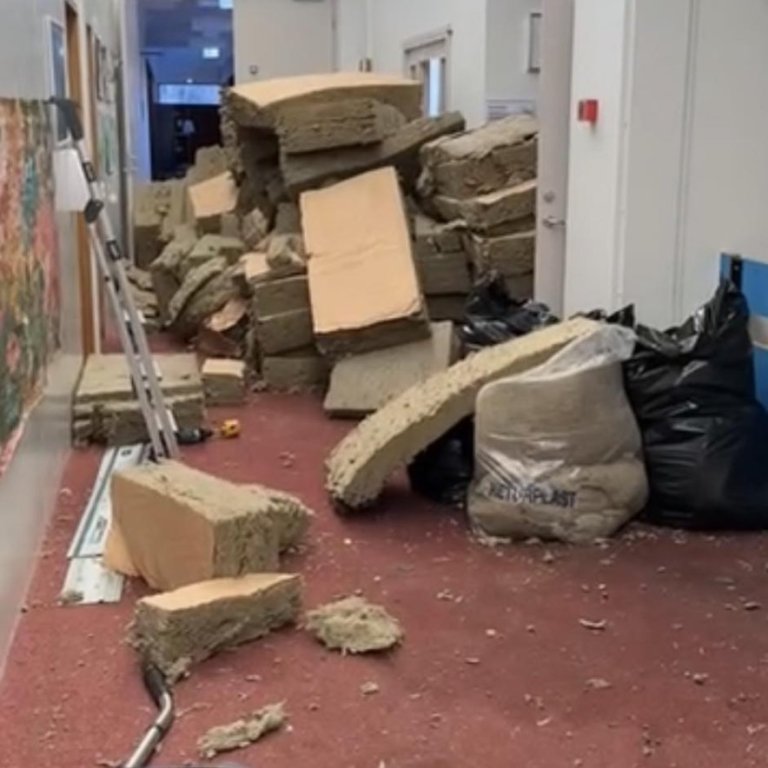 Þessi mynd segir nú bara lítinn hluta sögunnar því allt var á floti þegar starfsmenn komu í skólann á þriðjudagsmorgni. MYND: KG