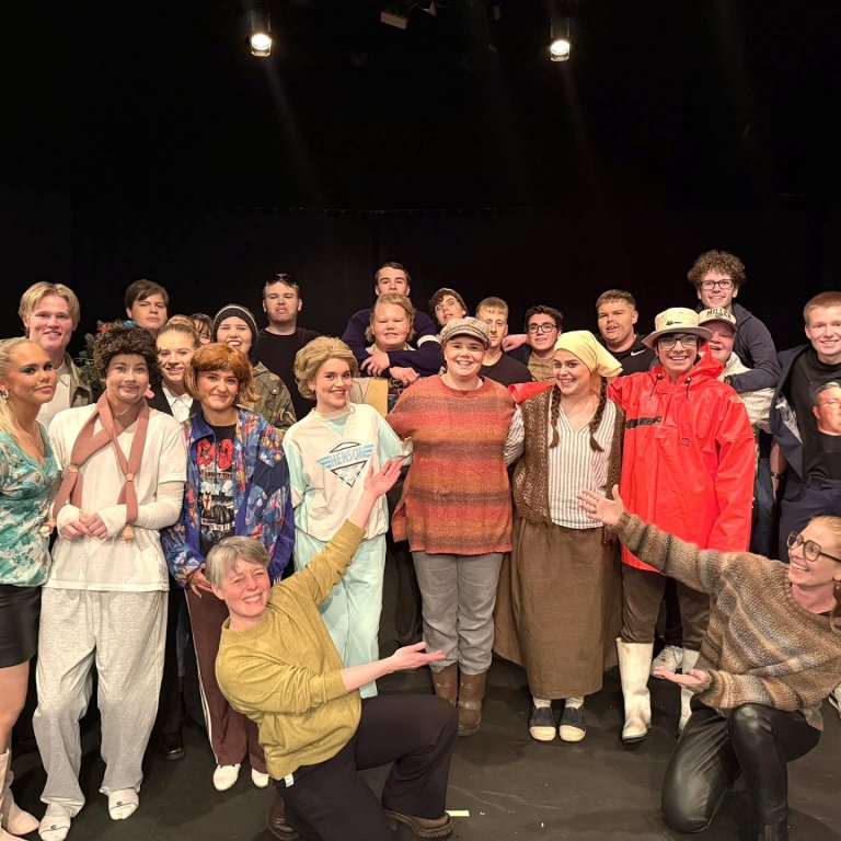 Leikarar, starfsfólk ásamt skólameisrara og aðstoðarskólameistara. MYND AF FACEBOOK