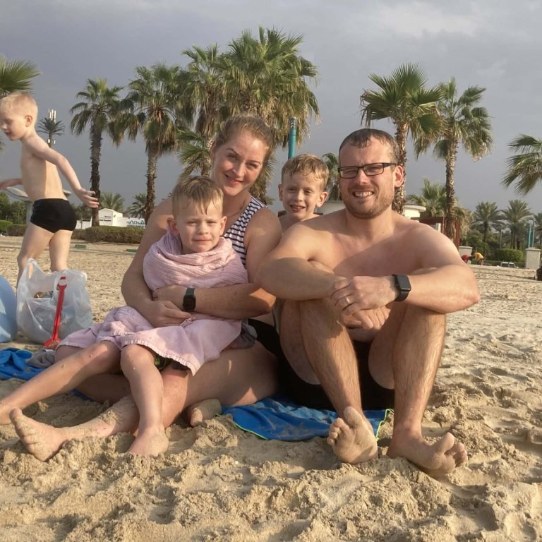 Fjölskyldan á ströndinni.    MYNDIR AÐSENDAR