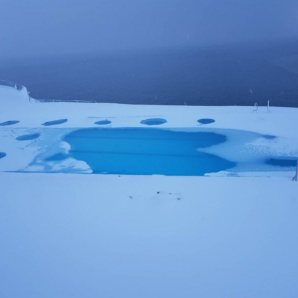 Það er snjóþungt í sundlauginni á Hofsósi í dag. Myndir: Margrét Árnadóttir